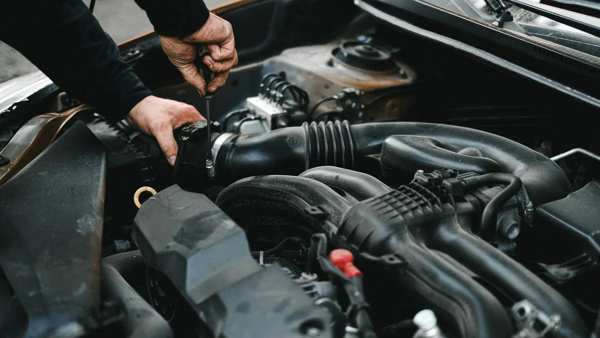 Mécanicien réparant un moteur de voiture