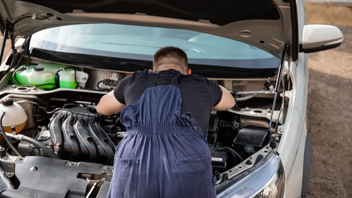 Mécanicien réparant un moteur de voiture